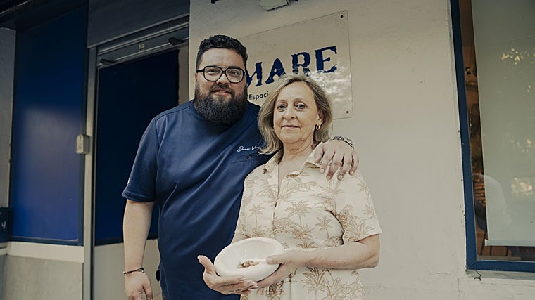 Juan Viu y su madre, la pastelera Pepi Martínez, en la puerta de Mare