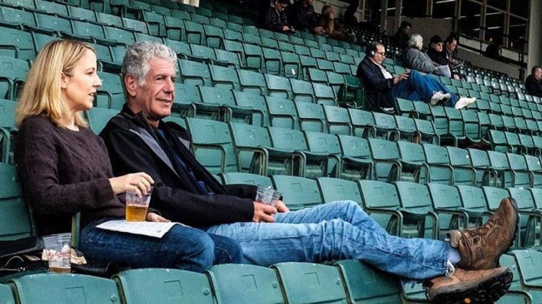 Anthony Bourdain con Laurie Woolever, su asistente y autora de este libro