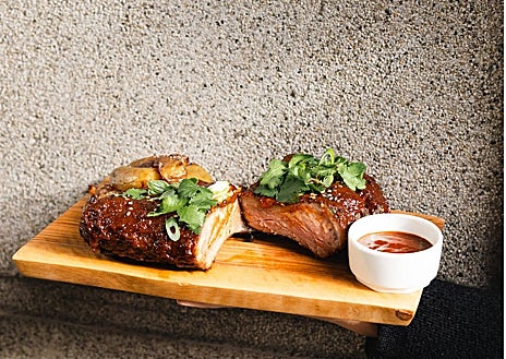 Imagen secundaria 1 - Ultramarines del Coso, en Madrid, y sus costillas de cerdo y su lubina ahumada.