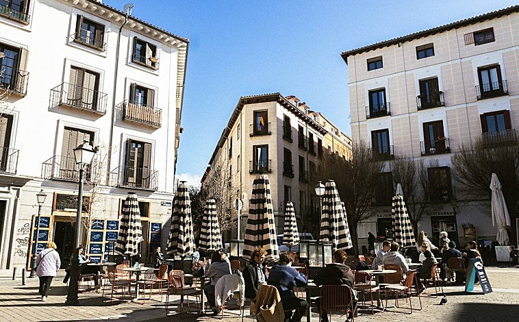 Imagen principal - Ultramarines del Coso, en Madrid, y sus costillas de cerdo y su lubina ahumada.