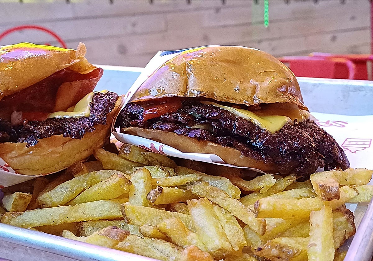 Bacon cheese burger doble de Distrito Burger, con patatas ilimitadas