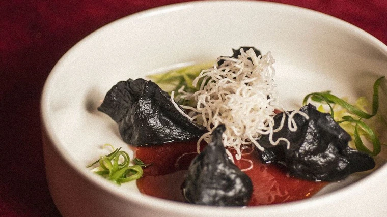 Dumplings de morcilla frita en el wok y cebolla caramelizada de Genko