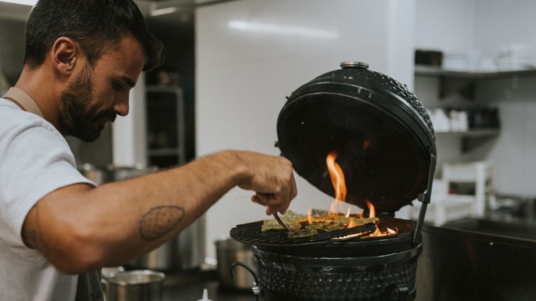 Borja Marrero, chef de Muxgo, braseando tunera canaria