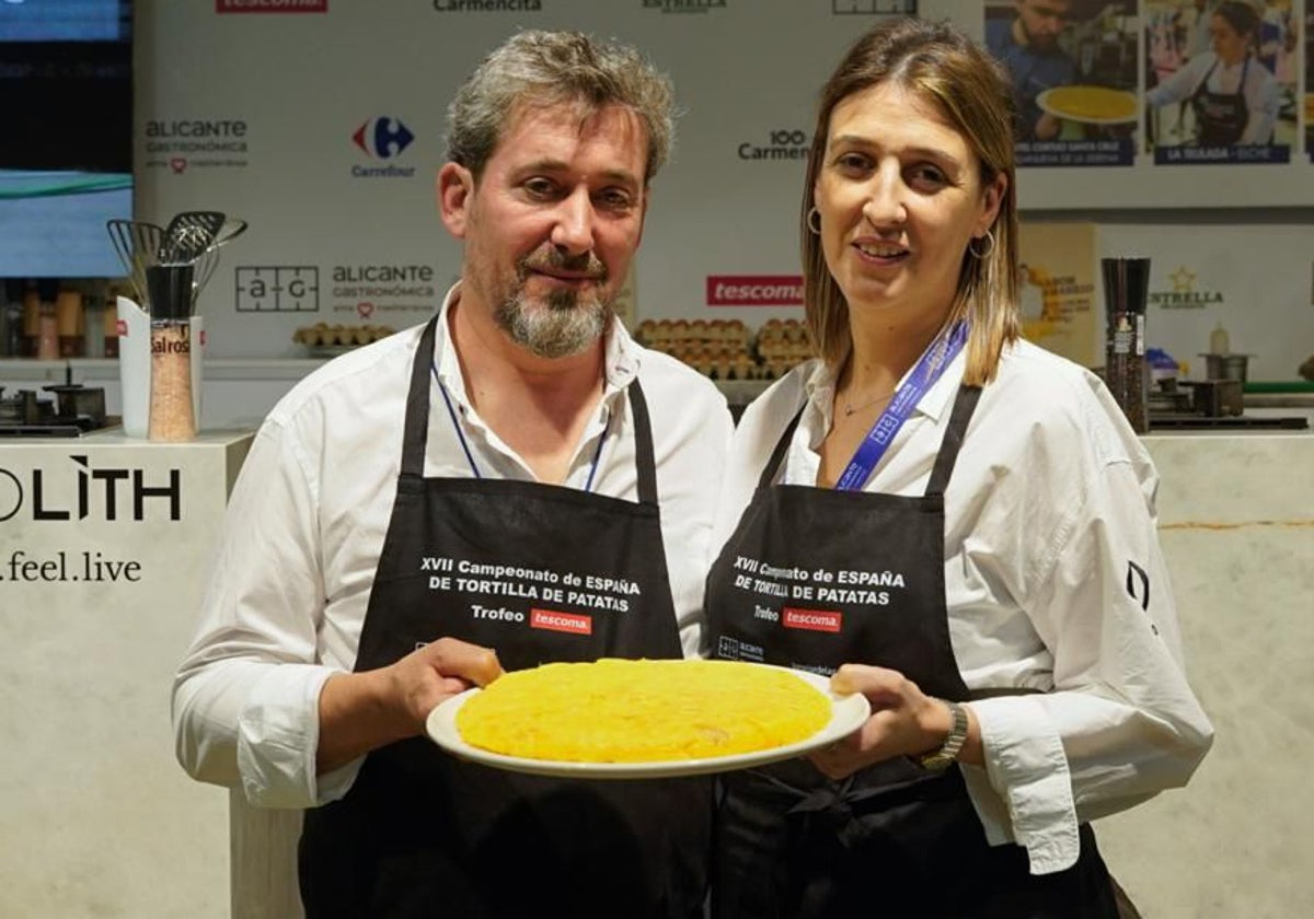 Ramón Rodríguez e Isabel Gesto, dueños de O Cabo, ganadores del premio a la mejor tortilla de España