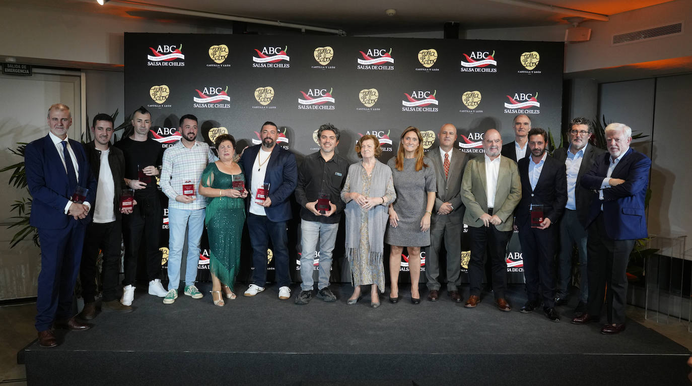 De izq. a dcha., Luis García de la Navarra, Xune Andrade, Diego Fernández, Vicente Lara, Purificación Molina, Niki Pavanelli, Roberto Ruiz, Ymelda Moreno, Ana Delgado, Jorge Llorente Cachorro, Benjamín Lana, Javier Caballero, Iván Cerdeño, Julián Quirós y Carlos Maribona