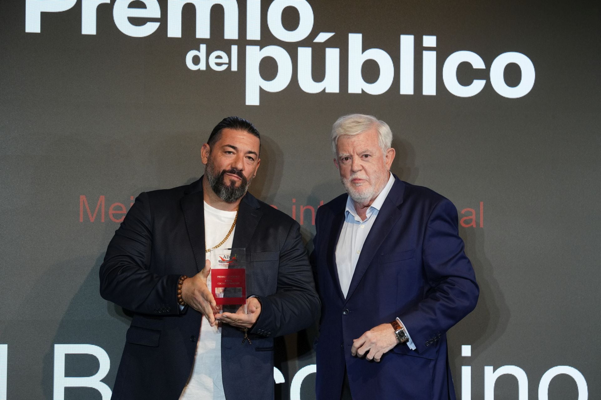 Niki Pavanelli, ganador del premio de los lectores a la mejor cocina extranjera en Il Bocconcino (Santa Cruz de Tenerife) junto al crítico de ABC, Carlos Maribona