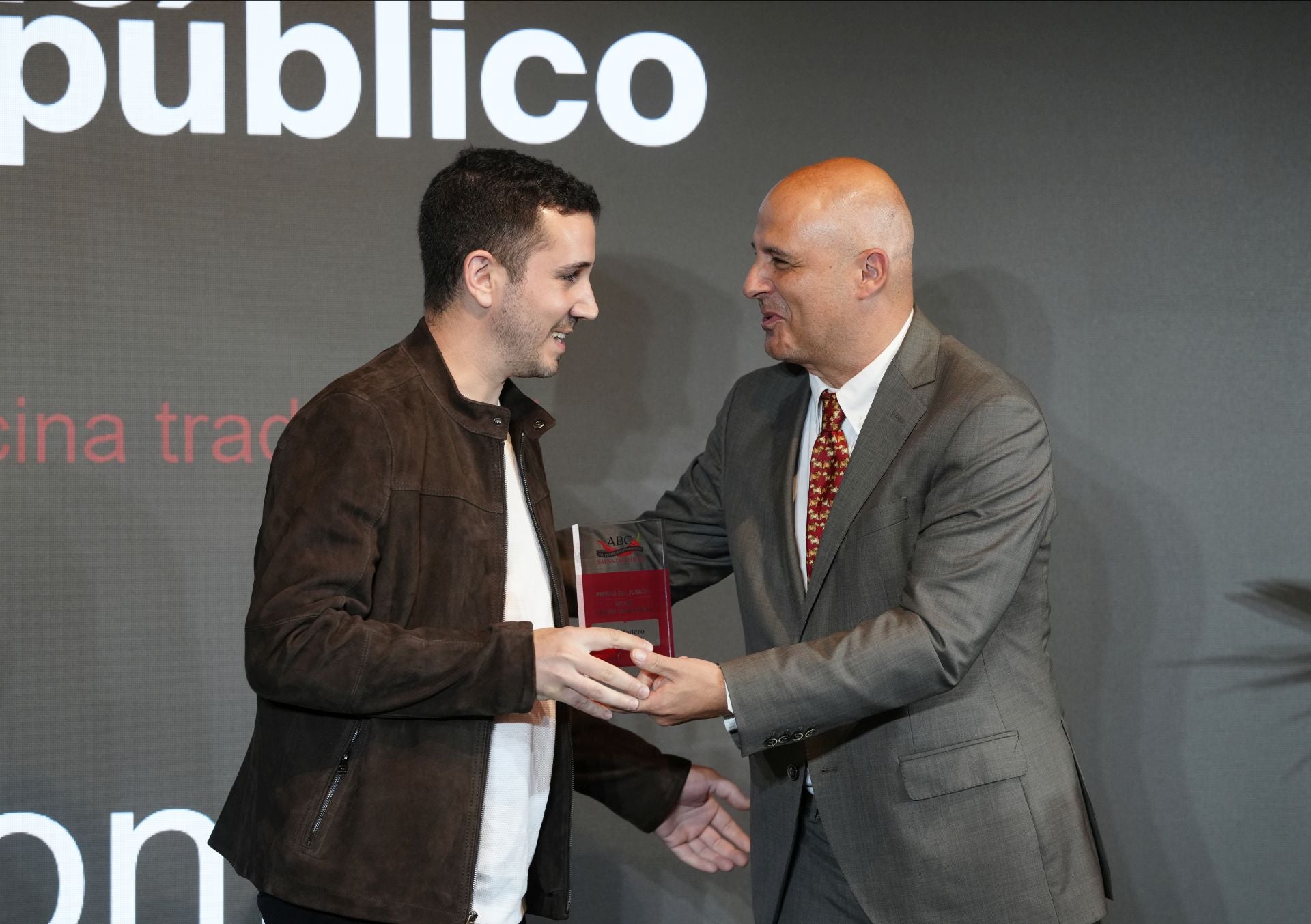 Xune Andrade, chef de Monte (San Feliz, Asturias),  ganador del premio de los lectores a la mejor cocina tradicional recibiendo el galardón de manos del viceconsejero de Política agraria comunitaria y Desarrollo rural de la Junta de Castilla y León Jorge Llorente Cachorro