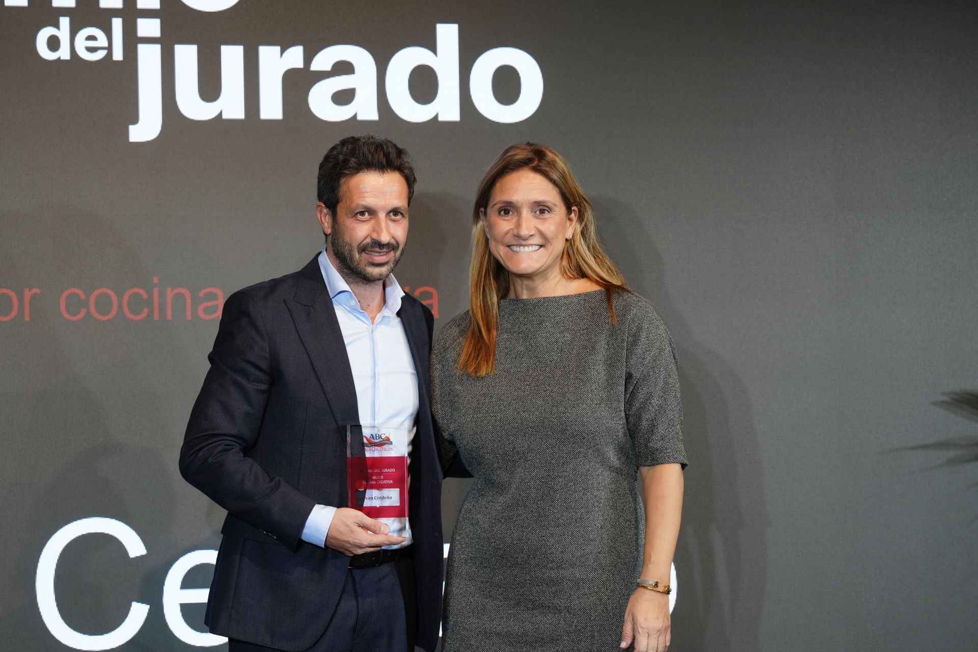 Iván Cerdeño, chef y propietario del restaurante Iván Cerdeño (Toledo), ganador del premio de jurado a la mejor cocina creativa. A su lado, la directora general de ABC, Ana Delgado.