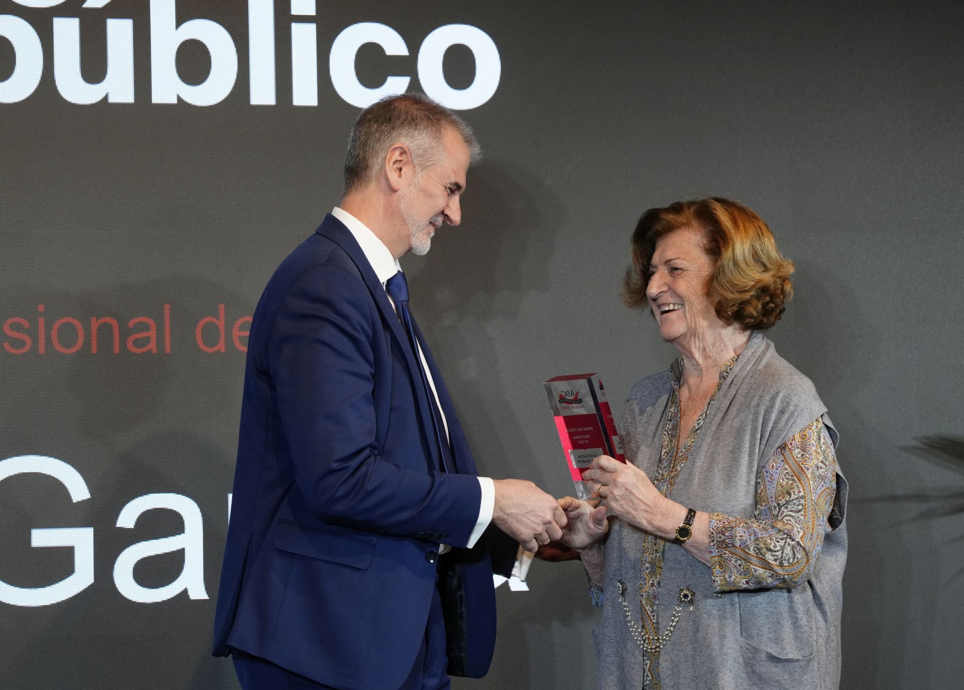 Luis García de la Navarra, sumiller del restaurante García de la Navarra (Madrid), ganador del premio de los lectores al mejor profesional de sala, recibiendo su galardón de manos de Ymelda Moreno, presidenta del jurado.