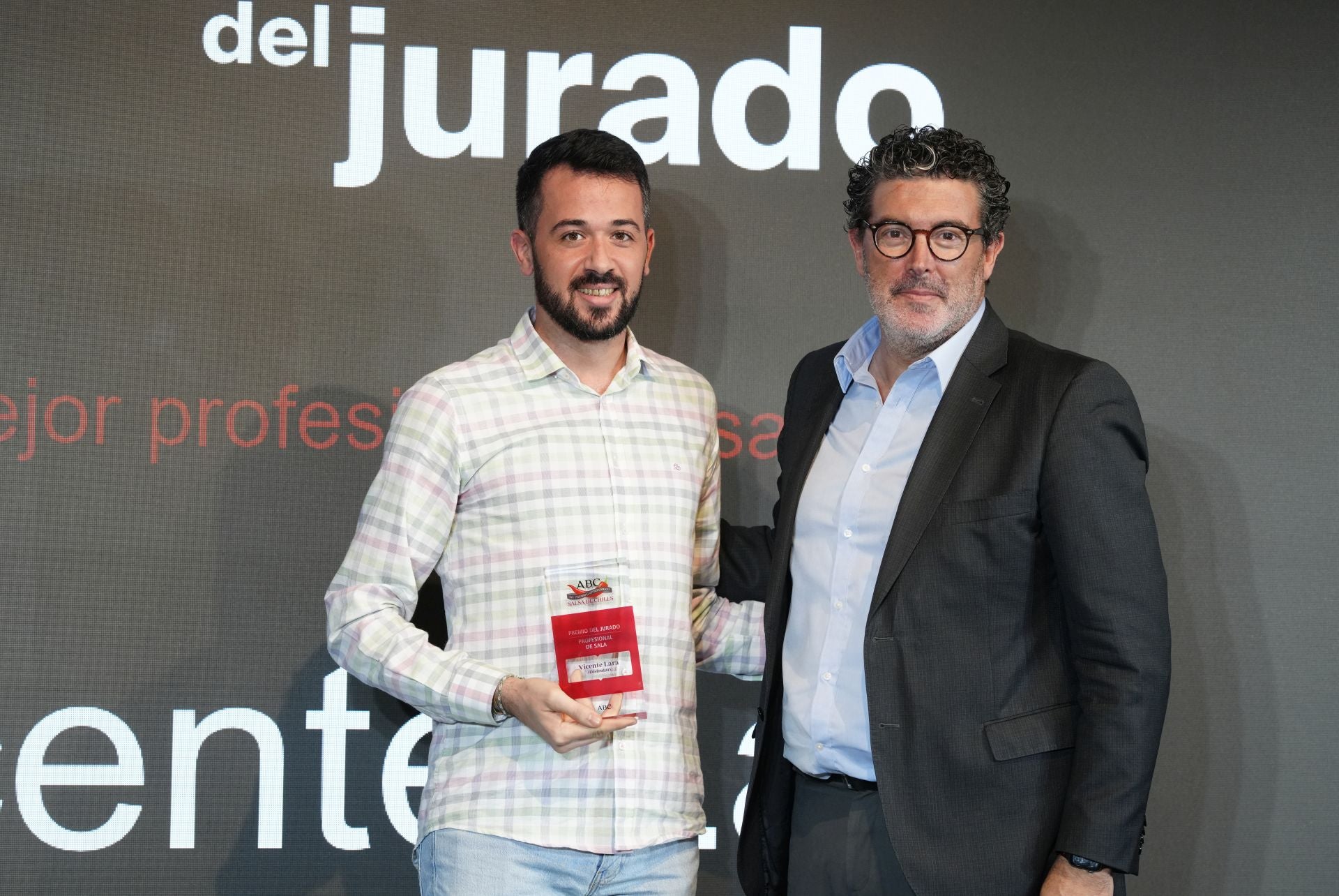 Vicente Lara, director de sala del restaurante Disfrutar (Barcelona), ganador del premio del jurado al mejor profesional de sala. A su lado, el director de ABC, Julián Quirós.
