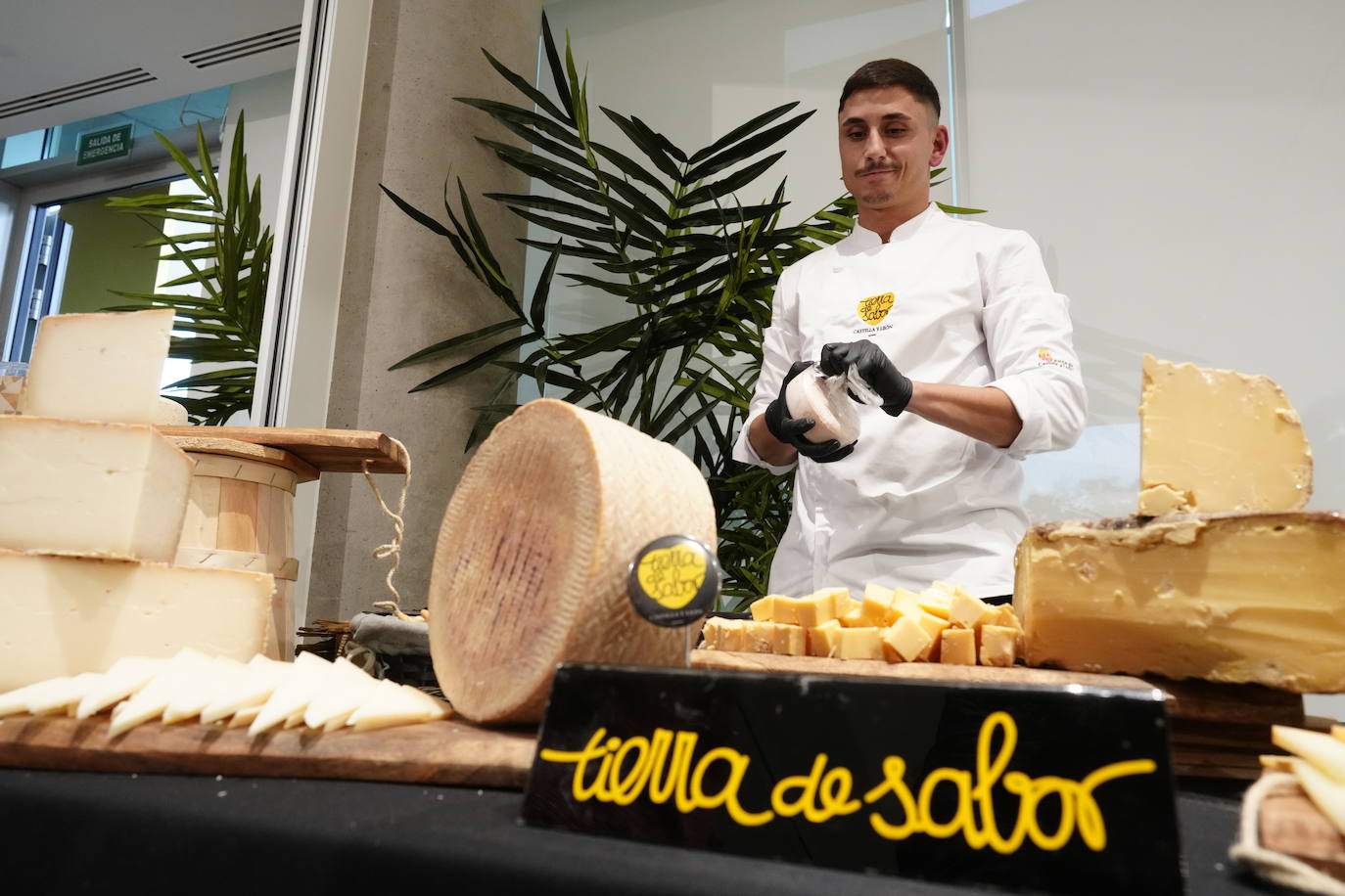 Tierra de Sabor, sello de calidad de los alimentos de Castilla y León, apoyó la celebración de esta gala de los Premios Salsa de Chiles con algunos de sus mejores productos en la sede de Vocento.