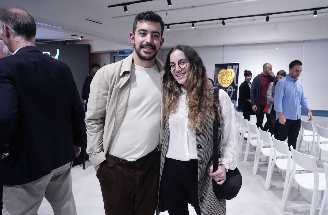Carlos Casillas, chef y propietario de BARRO (Ávila), y la divulgadora gastronómica Sarah Serrano, acudieron a la entrega de los Premios Salsa de Chiles en la sede de Vocento.