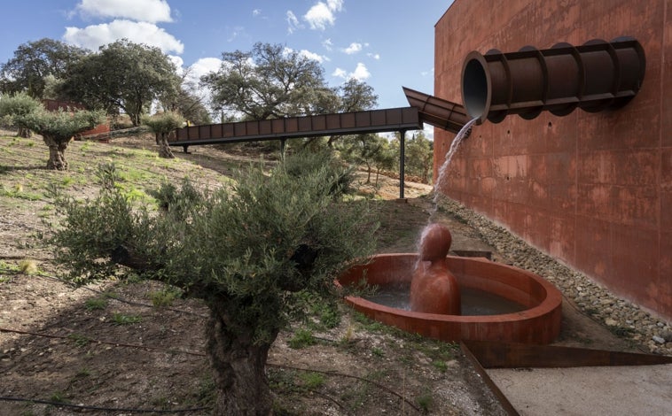 Imagen principal - LA ALmazara de Ronda diseñada por Philippe Starck está cargada de elementos ligados a la tauromaquia, la cultura rondeña, el aceite y el arte.