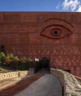 Imagen secundaria 2 - LA ALmazara de Ronda diseñada por Philippe Starck está cargada de elementos ligados a la tauromaquia, la cultura rondeña, el aceite y el arte.