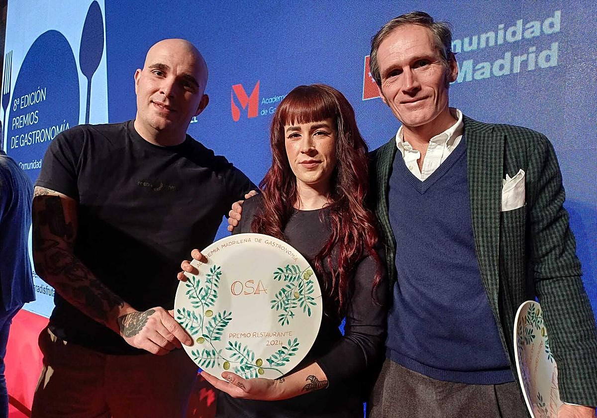 Los premiados Jorge Muñoz y Sara Peral, del restaurante Osa, y Fernando Cuenllas, del restaurante Cuenllas