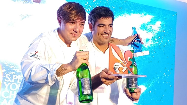 José María Borrás junto a su mentor, Andreu Genestra, tras ganar los dos premios con los que se ha alzado en la final regional de S. Pellegrino Young Chef Academy celebrada en Lisboa