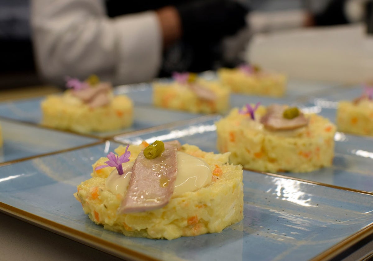 La mejor ensaladilla rusa de Madrid se hace en el restaurante Plademut, ubicado en Alcalá de Henares.