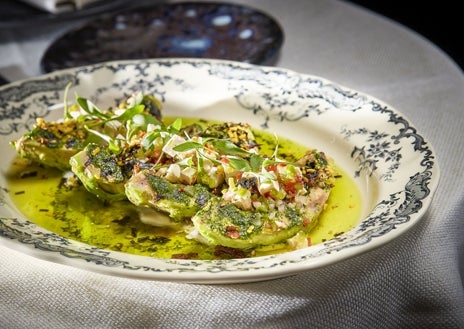 Imagen secundaria 1 - Hotel Grand Hyatt Barcelona, el aguacate a la brasa de Leña y el chef Dani García.