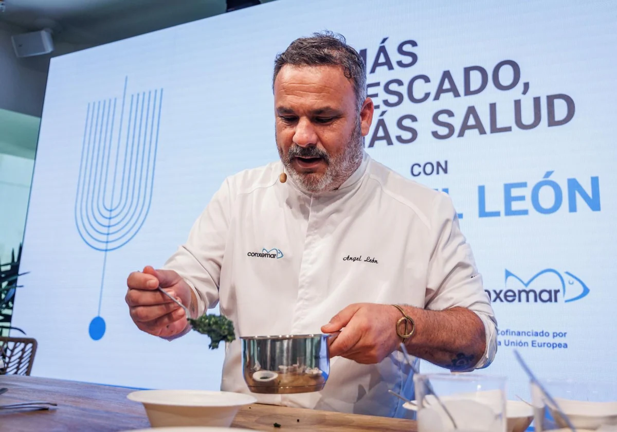 Ángel León cocinando para los asistentes al encuentro 'Más pescado, más salud' organizado por ABC con Conxemar