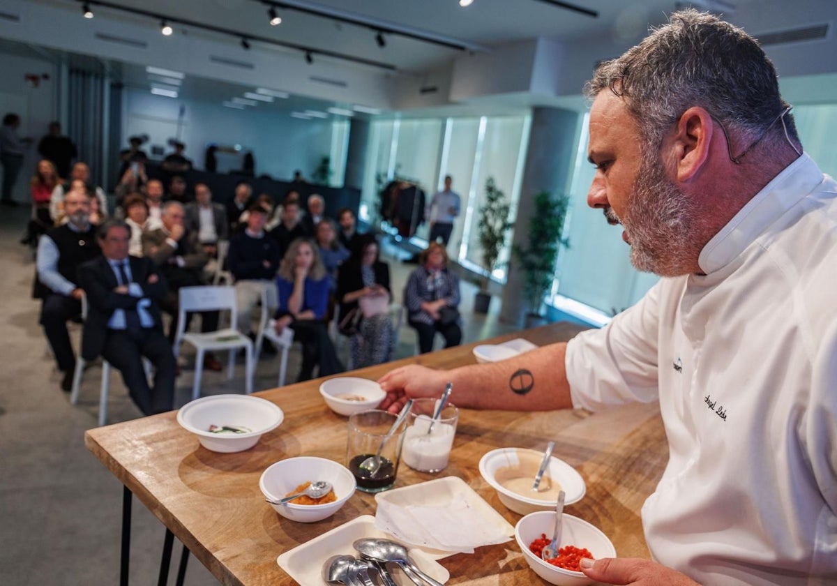 Ángel León cocinando para los asistentes al encuentro 'Más pescado, más salud' organizado por ABC con Conxemar