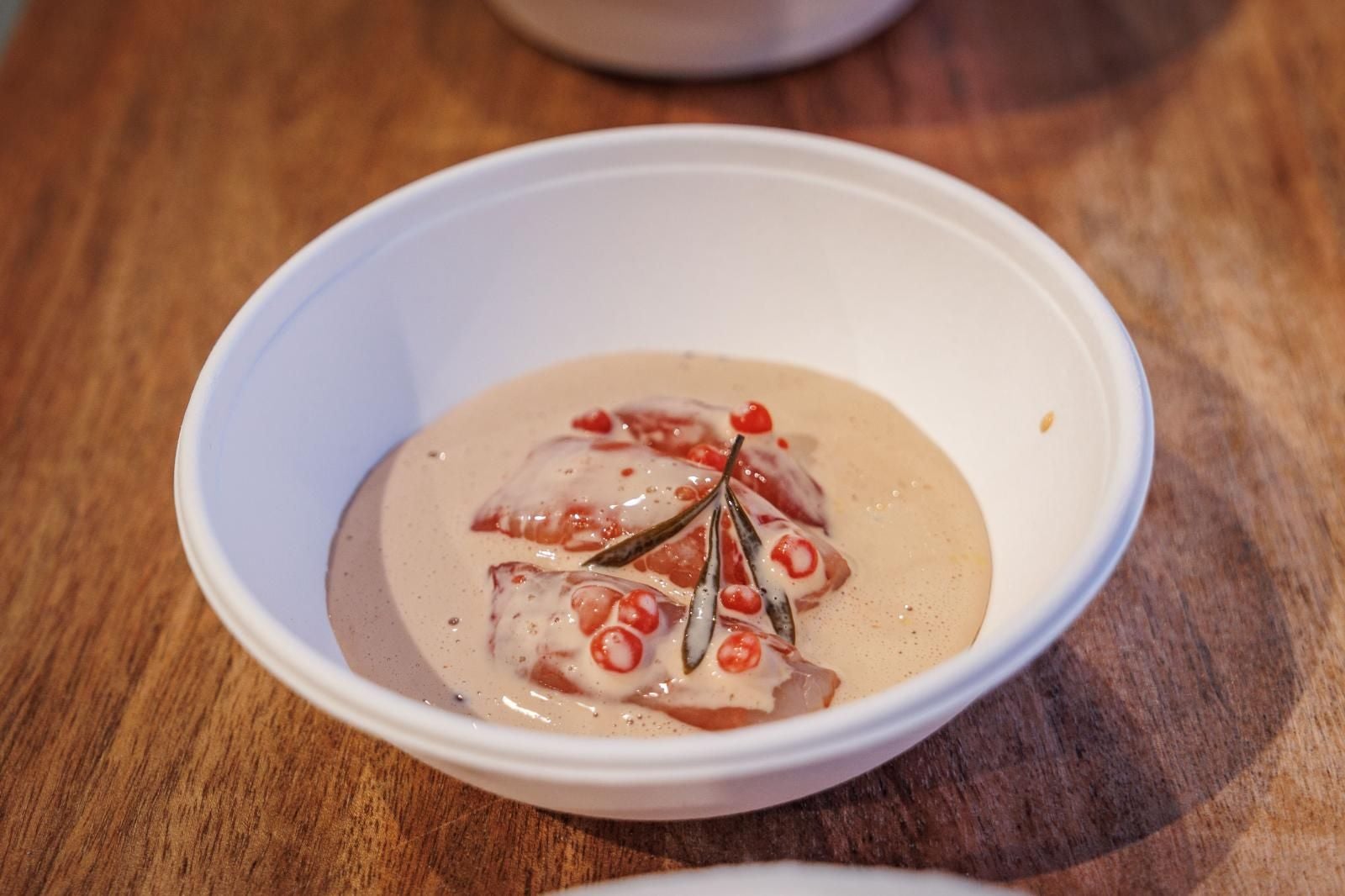 Gambón con salsa roteña y esferas de tomate. Uno de los platos con los que el 'chef del mar' ha demostrado el valor de los pescados y mariscos congelados en el encuentro 'Más pescado, más salud' de Conxemar celebrado en ABC