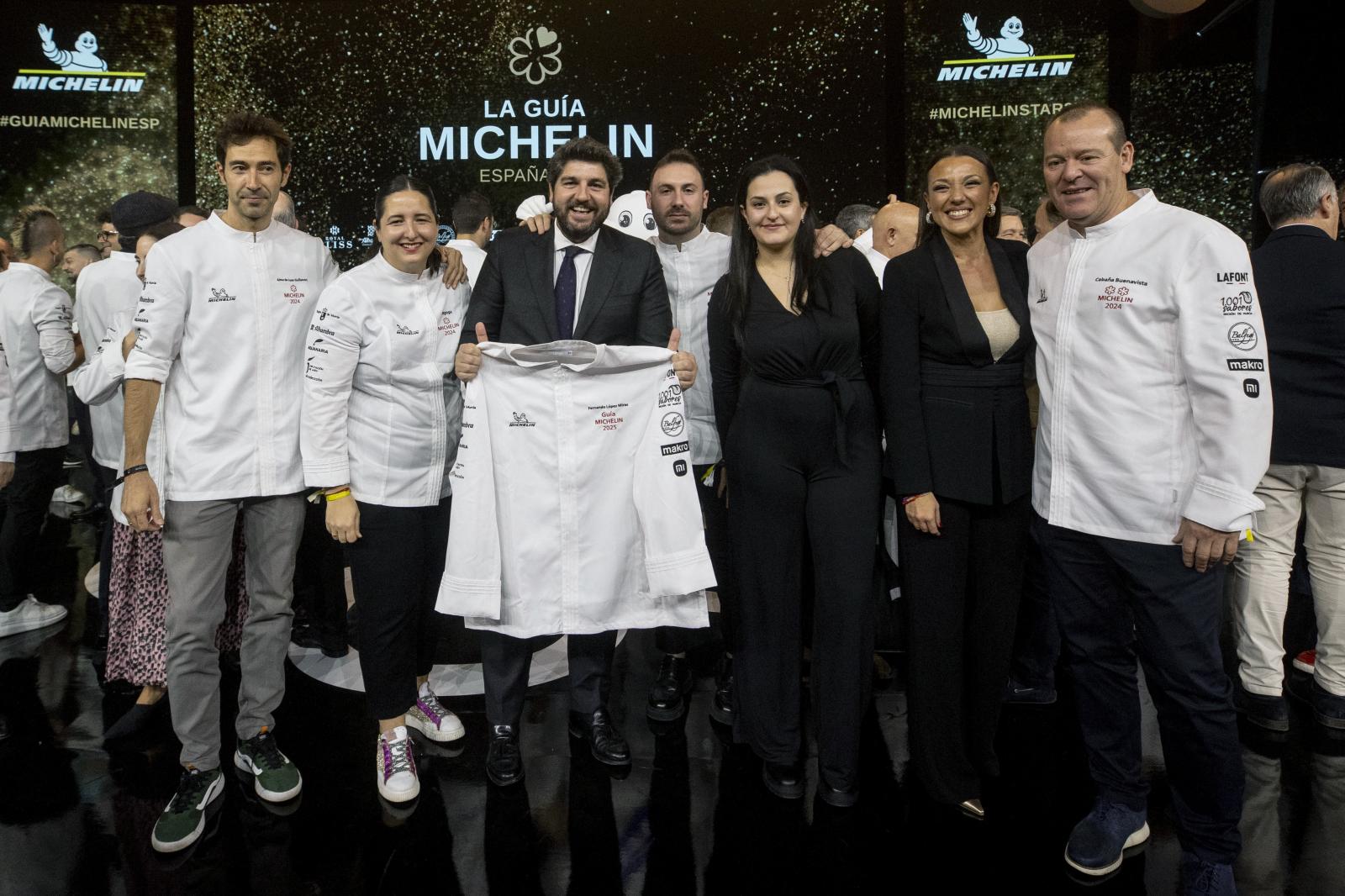 El presidente de la Comunidad de Murcia, Fernando López Miras (3i), la consejera de turismo Camen Conesa (2d), posan con los chefs murcianos, Marco Antonio Iniesta (4d), Pablo González (d) y Juan Guillamón