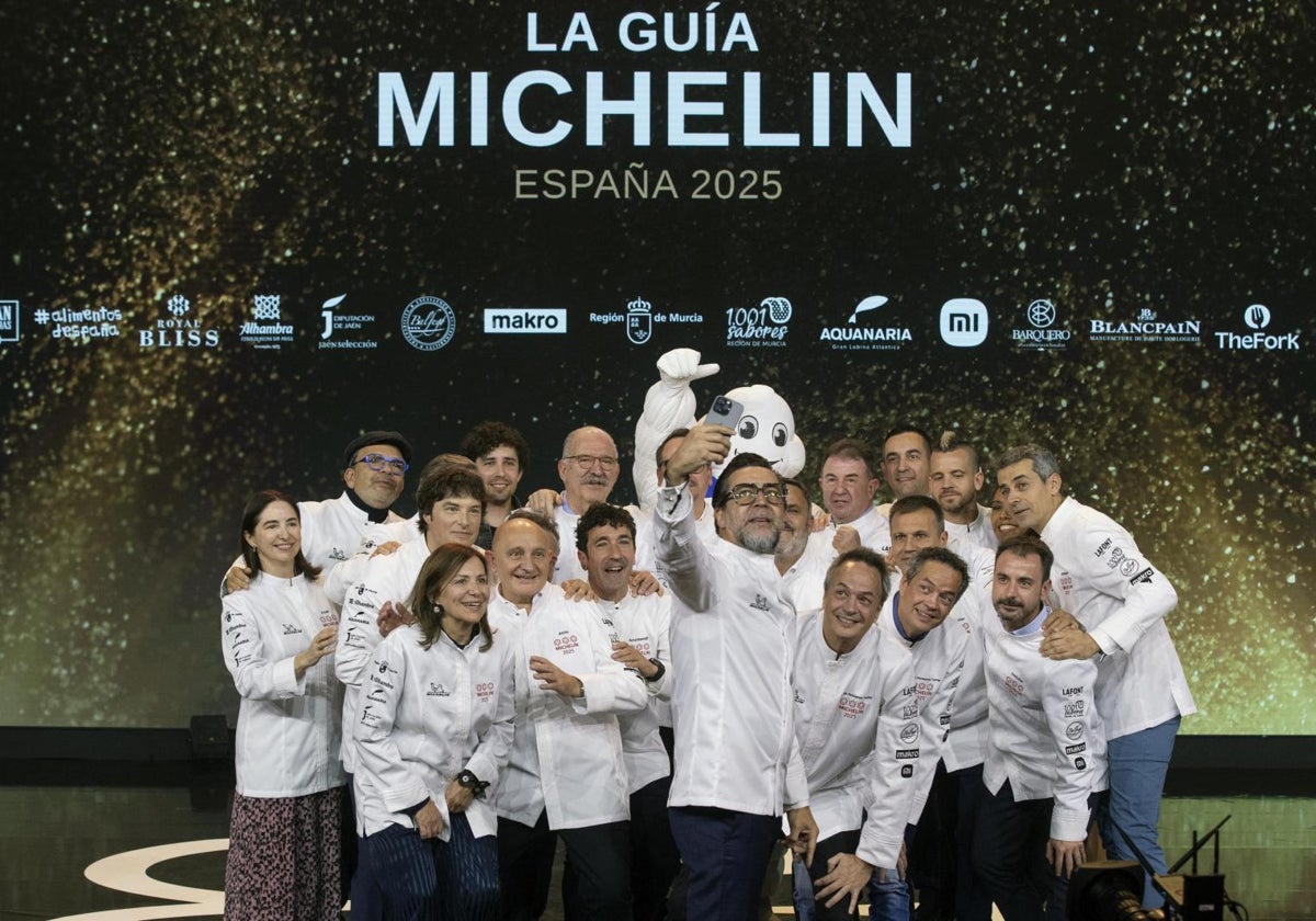 El chef Quique Dacosta hace un selfie a todos los cocineros con tres estrellas Michelín durante la Guía Michelín en su edición de 2025 de la gastronomía española