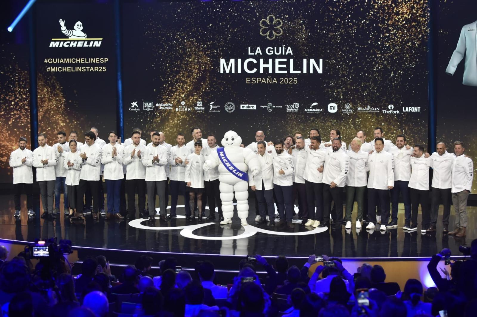 Los chef de restaurantes con una Estrella Michelín posan durante la gala de la Guía Michelin 2025, en el Auditorio y Centro de Congresos Víctor Villegas