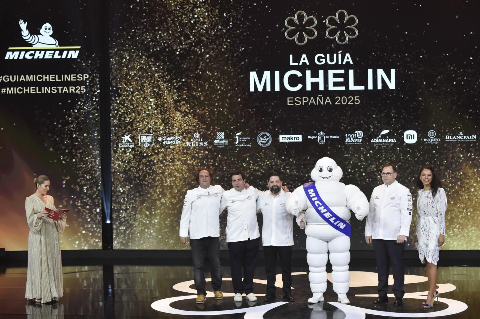 Los chef de restaurantes con dos Estrellas Michelín posan durante la gala 