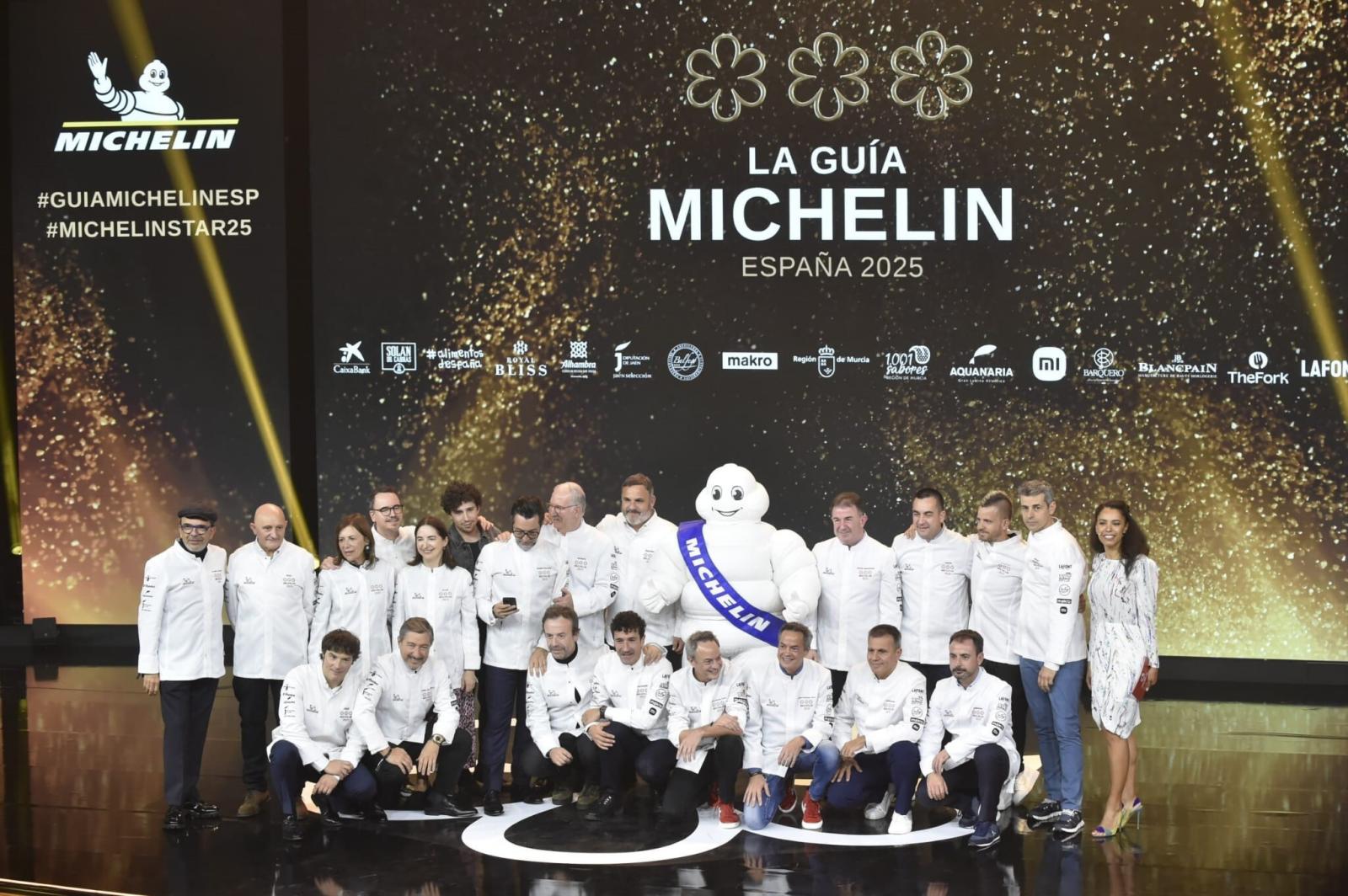 Los chef de restaurantes con tres Estrellas Michelín posan durante la gala