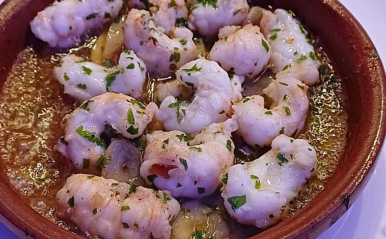 Imagen principal - Arriba, colas de cigala al ajillo. Abajo, tartar de atún rojo y la tarta de queso 'La Peral' de Fernando Negri