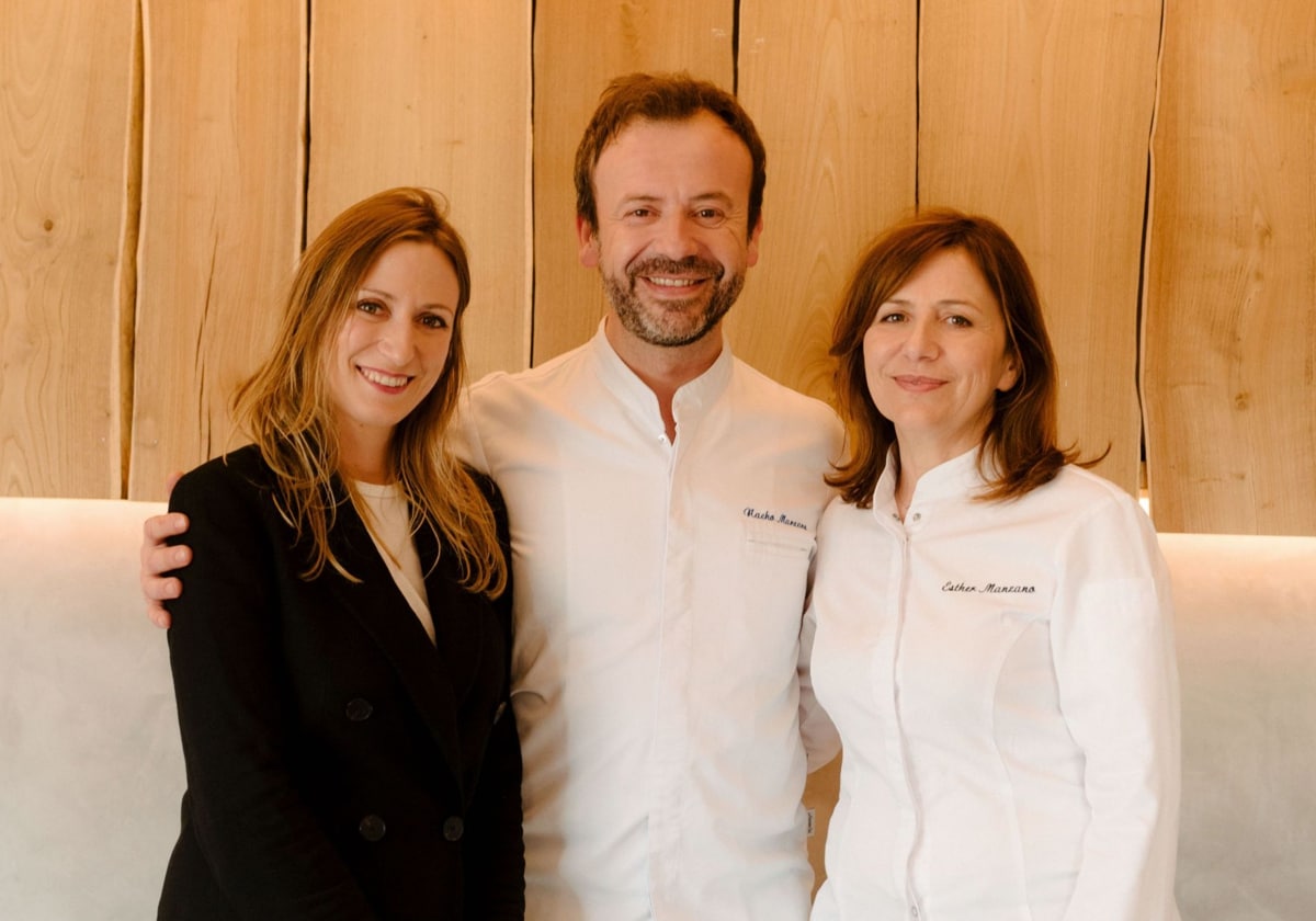 Nacho Manzano, chef de casa Marcial, flanqueado por su hermana Sandra (izquierda), jefa de sala de Casa Marcial, y Esther, chef asimismo en el flamante tres estrellas de la Guía Michelin 2025