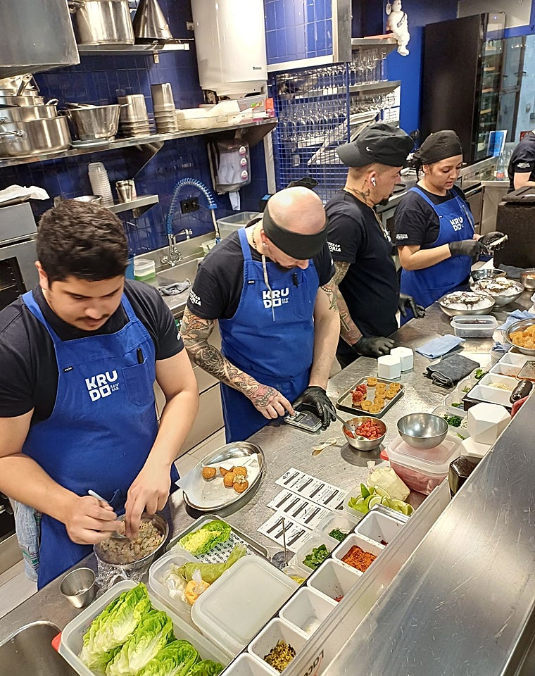 Equipo de Krudo Raw Bar, en el mercado de Vallehermoso, liderado por el jefe de cocina Juan Carlos Marcano (a la izquierda)