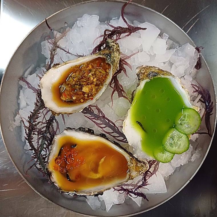 Ostras aliñadas de Krudo Raw Bar, en el Mercado de Vallehermoso