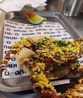 Imagen secundaria 2 - Arriba, algunos de los bocados pensados para comer con las manos en Krudo Raw Bar: croqueta enchupetada, saam de gamba cristal y tartaleta de atún rojo (con un extra de caviar, con coste adicional). Debajo, ceviche mixto de corvina y pulpo y soft crab con chipotle