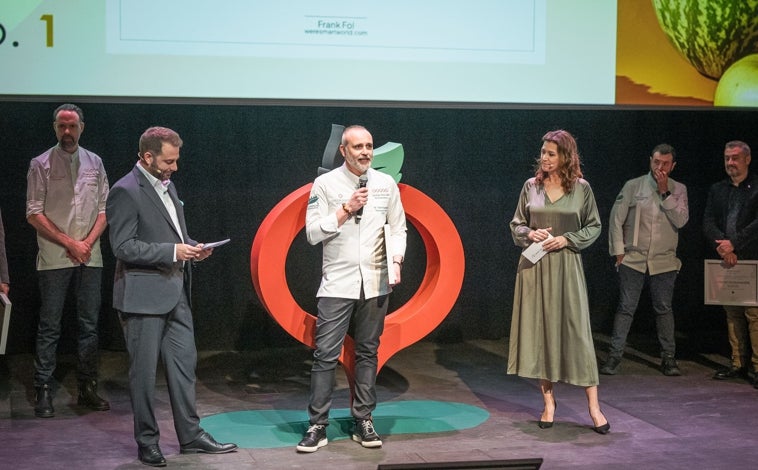 Imagen principal - Rodrigo de la Calle al recibir el premio, El Invernadero y Begoña Rodrigo.