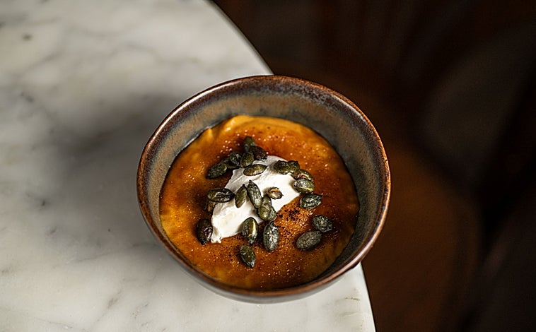 Imagen principal - Creme brulé de calabaza y ravioli de setas de Amets, junto a su chef, Diego Sánchez.