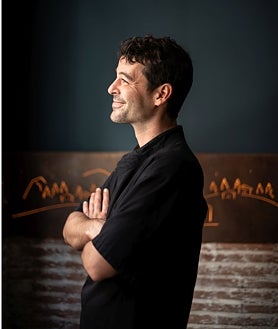 Imagen secundaria 2 - Creme brulé de calabaza y ravioli de setas de Amets, junto a su chef, Diego Sánchez.