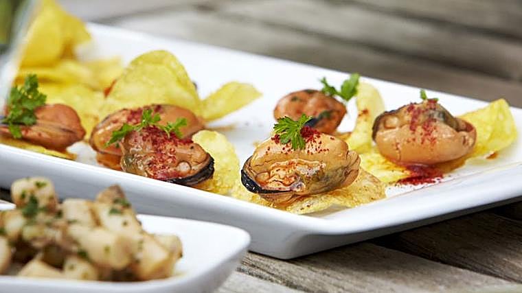 Mejillones en escabeche con patatas fritas