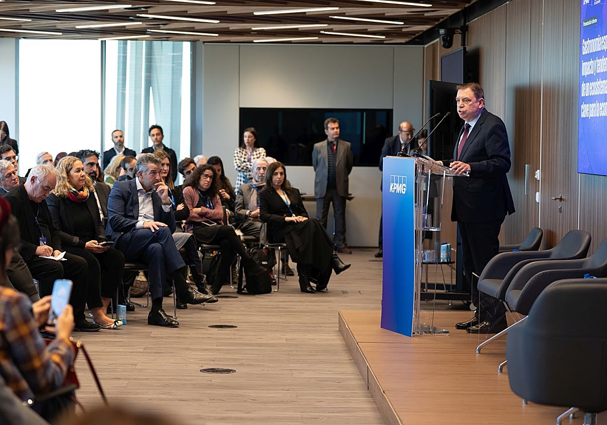 El ministro Luis Planas durante la presentación del informe «La gastronomía española: impacto y tendencias de un ecosistema clave para la economía» en la sede de KPMG, en Madrid