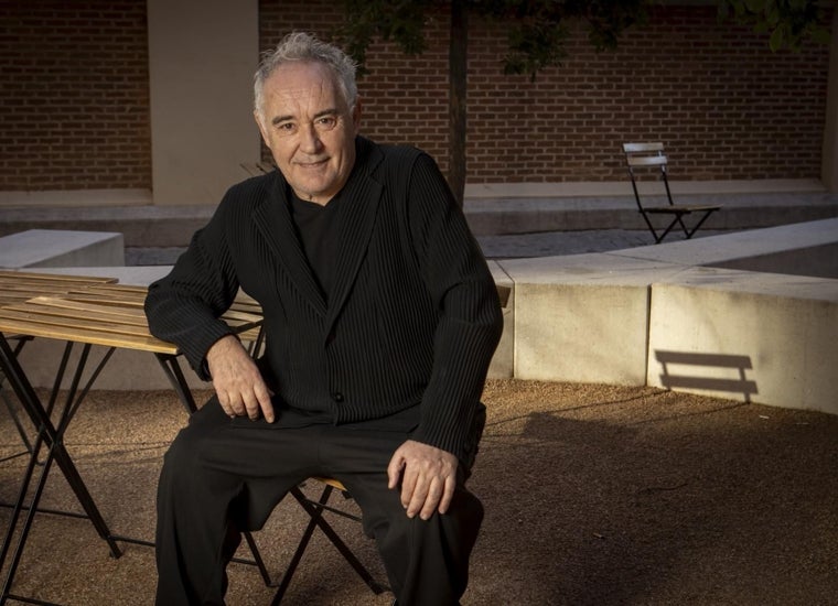 Ferran Adrià posa para ABC en el patio del ICADE, donde imparte el máster de Restauración Gastronómica de MACC