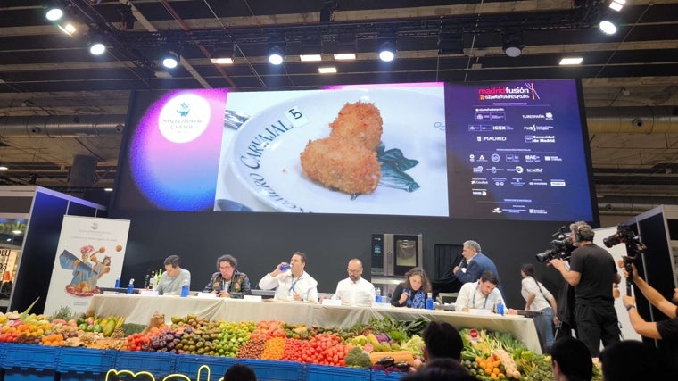 El jurado valorando las siete croquetas a concurso en Madrid Fusión 2025