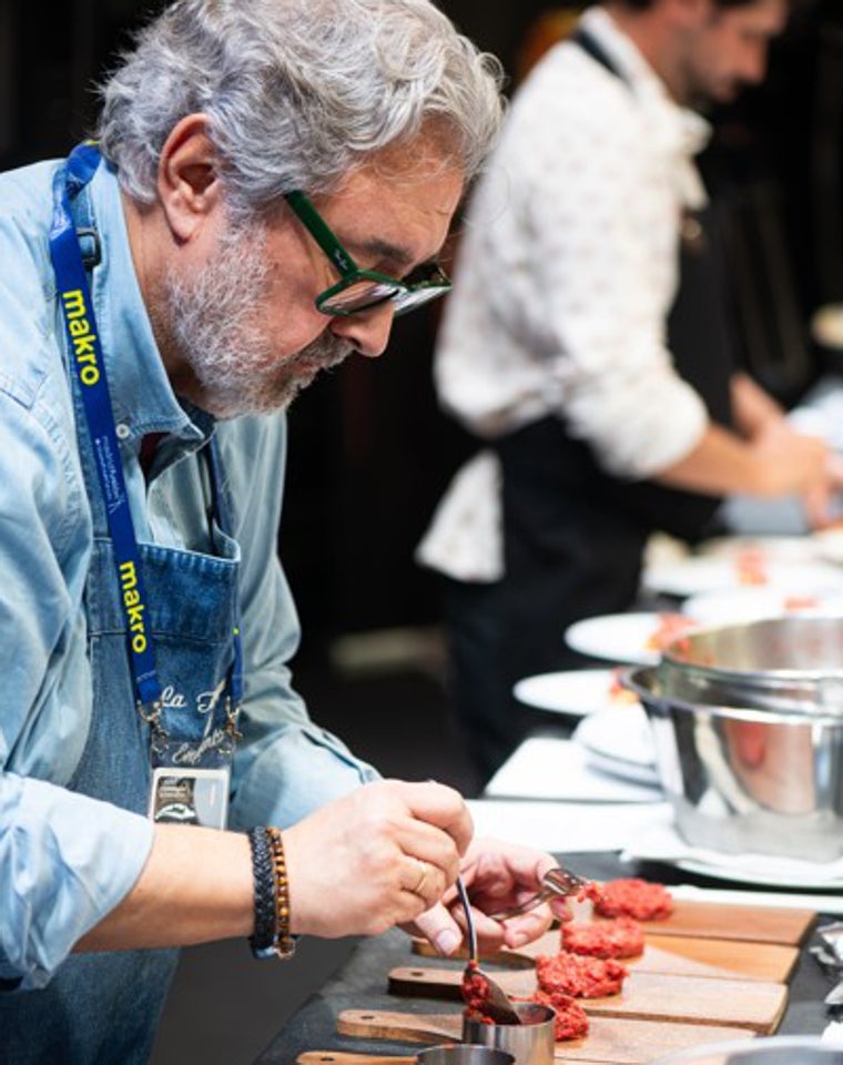 Juanjo López, chef de La Tasquita, preparando su steak tartar en el escenario de Madrid Fusión