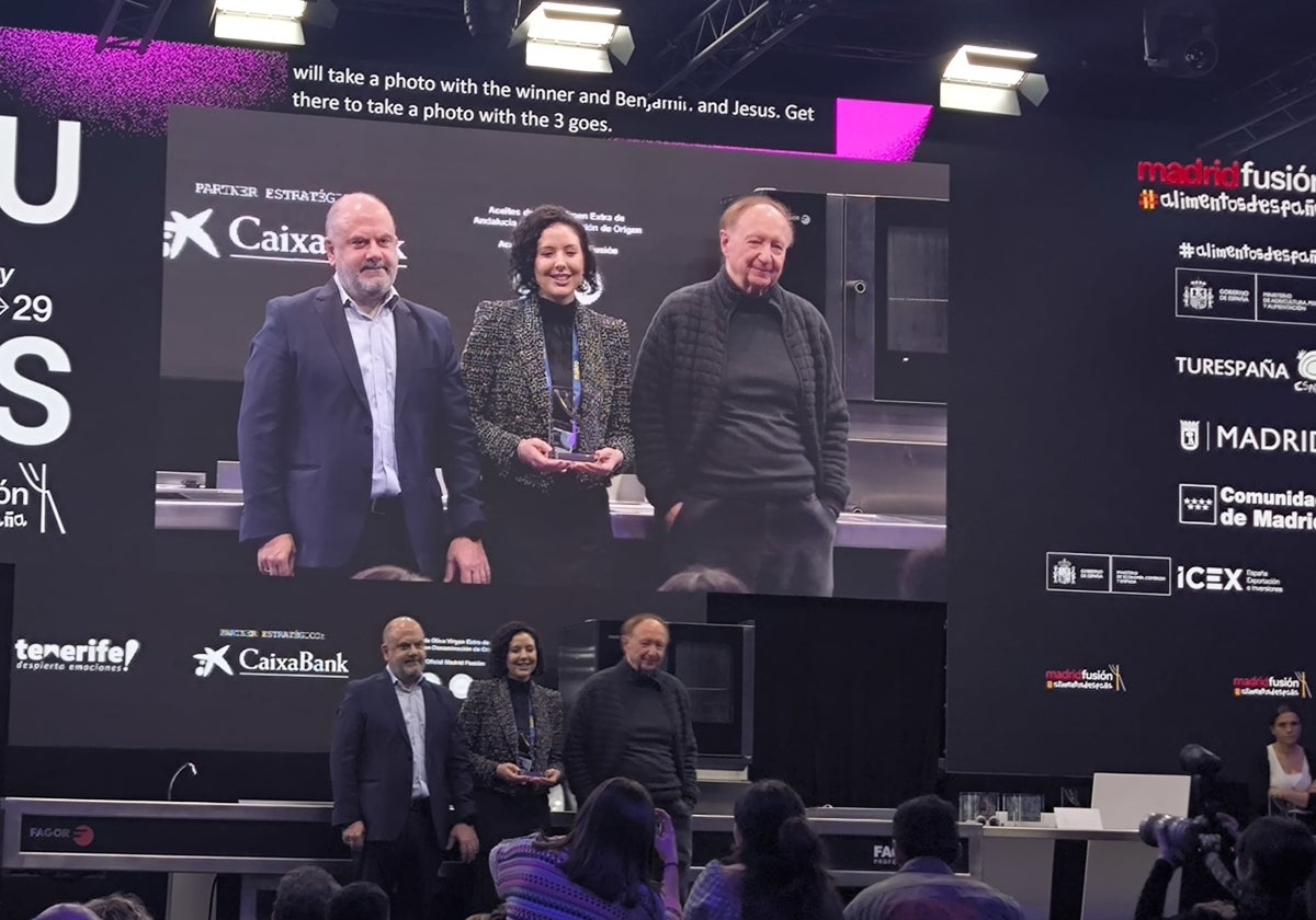 Andrea Martín al recibir su premio en Madrid Fusión junto a Benjamín Lana y José Carlos Capel