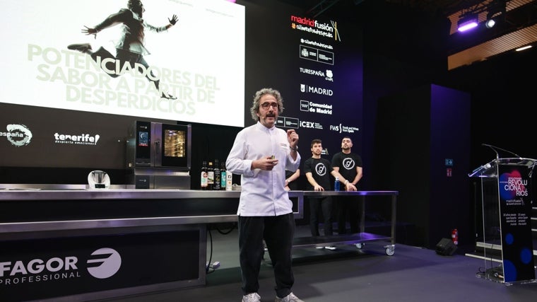 Diego Guerrero during his presentation about waste use