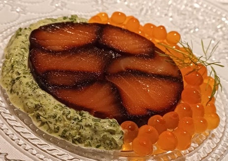 Imagen secundaria 1 - Sobre estas líneas, raviole du Dauphiné. Abajo terrina de salmón con huevas y salsa raifort. Al lado, secuencia de aperitivos con gougères y pissaladière