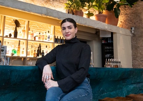 Imagen secundaria 1 - Arriba, Ely Quintero, 'head bartender' o encargada de liderar el equipo del Momus Bar (Madrid), uno de los top 100 mundiales. Abajo a la izquierda, Silvia Dorninger, de 28 años, en su establecimiento, Aldea de Barcelona. A su derecha, Tania López, cofundadora de El Patio de Butacas, en Pola de Sieiro (Asturias), el lugar más pequeño con dos estrellas en los Top Cocktail Bars