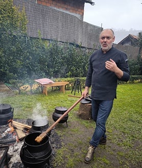 Imagen secundaria 2 - Evento de elaboración del arroz cabidela y otros platos típicos del norte de Portugal en Casa Ana Monteira, del chef Renato Cunha, en Portela (Braga)