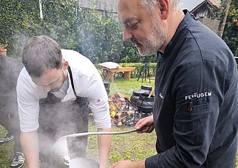Imagen secundaria 1 - Evento de elaboración del arroz cabidela y otros platos típicos del norte de Portugal en Casa Ana Monteira, del chef Renato Cunha, en Portela (Braga)