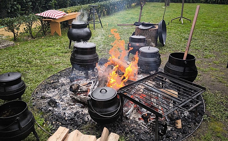 Imagen principal - Evento de elaboración del arroz cabidela y otros platos típicos del norte de Portugal en Casa Ana Monteira, del chef Renato Cunha, en Portela (Braga)